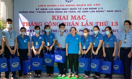 Chủ tịch LĐLĐ quận Nguyễn Thị Bạch Yến tặng  quà cho công nhân lao động có hoàn cảnh khó khăn trên địa bàn trong ngày khai mạc "Tháng công nhân" lần thứ 13. Ảnh: Anh Tú