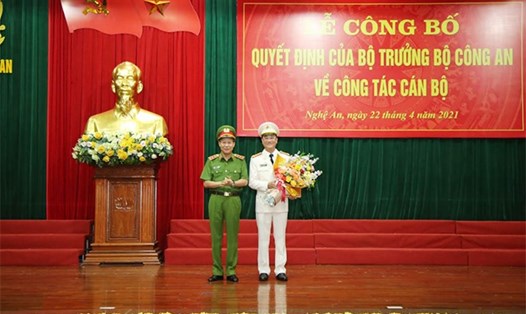Đại tá Phạm Thế Tùng nhận quyết định điều động, bổ nhiệm. Ảnh: CAND.
