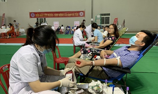 Các tình nguyện viên tham gia hiến máu tình nguyện. Ảnh: NT