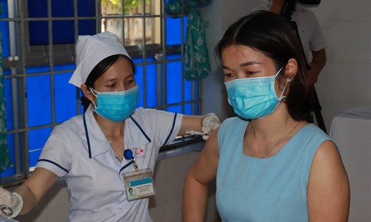 Tỉnh Đắk Lắk triển khai tiêm vaccine COVID-19 cho công dân đang sinh sống và làm việc trên địa bàn TP.Buôn Ma Thuột. Ảnh minh hoạ: B.T