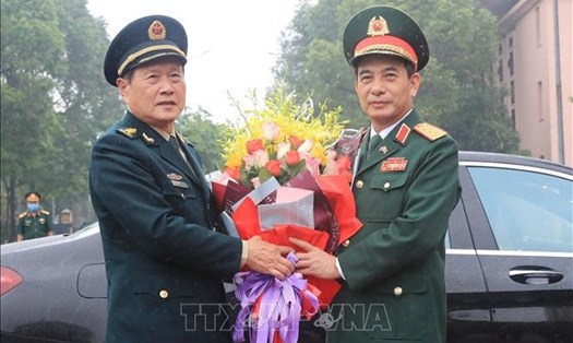 Bộ trưởng Quốc phòng Phan Văn Giang đón Bộ trưởng Quốc phòng Ngụy Phượng Hòa. Ảnh: TTXVN