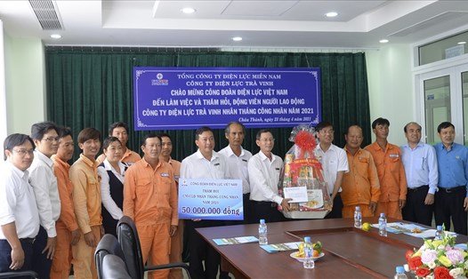 Phó Chủ tịch Công đoàn Điện lực Việt Nam Uông Quang Huy (thứ 5 từ phải sang) trao quà và 50 triệu đồng cho CĐCS nhằm chăm lo cho đoàn viên trong Tháng Công nhân 2021. Ảnh: Đắc Cường