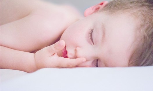 Việc tạo thói quen ngủ sớm và đủ giấc sẽ giúp trẻ khỏe mạnh và thông minh. Ảnh: Xinhua