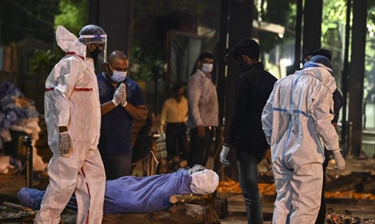 Chuẩn bị hỏa táng nạn nhân COVID-19 ở Ấn Độ. Ảnh: AFP