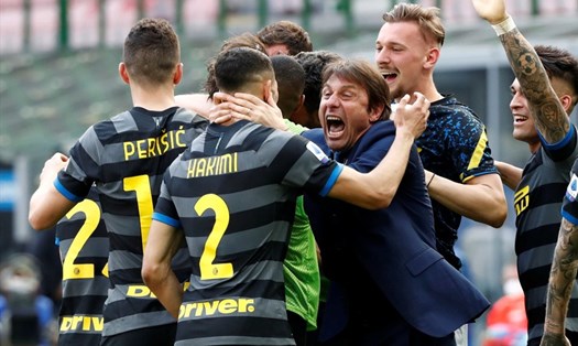 Antonio Conte và các học trò phấn khích tột độ khi Inter Milan giành trọn 3 điểm trước Hellas Verona. Ảnh: Serie A