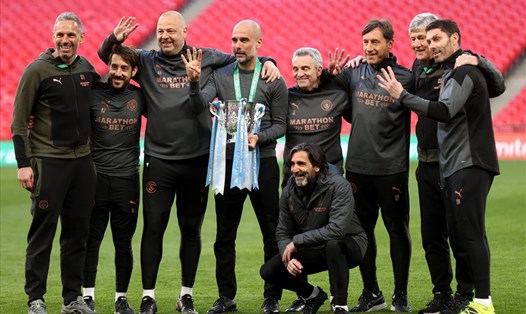Pep Guardiola cùng Ban huấn luyện ăn mừng chức vô địch League Cup thứ tư liên tiếp cùng Manchester City. Ảnh: Twitter