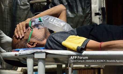 Một bệnh nhân ở Ấn Độ đang đeo mặt nạ dưỡng khí. Ảnh: AFP