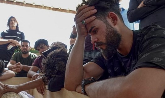 Thân nhân đau buồn trong lễ tang các nạn nhân thiệt mạng do vụ cháy bệnh viện điều trị COVID-19 ở thủ đô Baghdad của Iraq hôm 25.4. Ảnh: AFP