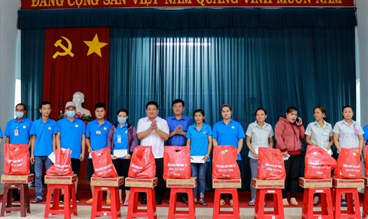 Lãnh đạo LĐLĐ tỉnh và Ban Quản lý Khu kinh tế tỉnh Tây Ninh trao tặng quà cho đoàn viên Công đoàn có hoàn cảnh đặc biệt khó khăn, bị tai nạn lao động. Ảnh: LĐLĐ Tây Ninh