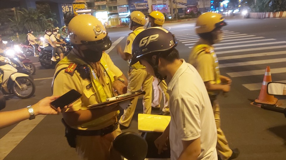 Lực lượng CSGT xử phạt trực tiếp hay phạt nguội đều theo quy trình, không làm việc qua điện thoại như các đối tượng lừa đảo. Ảnh: Huân Cao