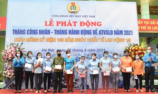 Công đoàn Dệt may Việt Nam trao hỗ trợ cho công nhân lao động tại Lễ phát động Tháng Công nhân năm 2021. Ảnh: Vĩnh Hồng