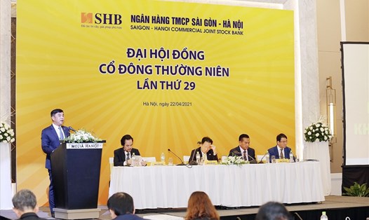 Ông Nguyễn Văn Lê - Tổng Giám đốc SHB báo cáo kết quả hoạt động kinh doanh 2020 và kế hoạch hoạt động năm 2021. Ảnh: SHB