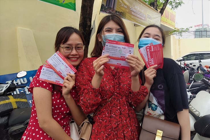Người hâm mộ Thanh Hoá đội mưa mua vé xem Hoàng Anh Gia Lai