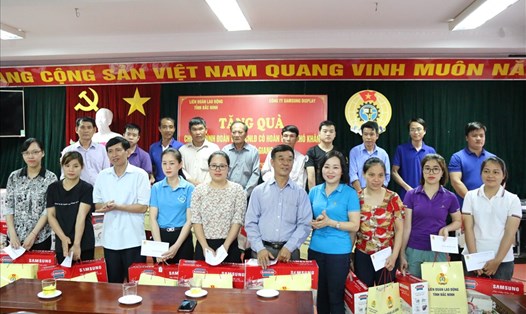 Đại diện Liên đoàn Lao động tỉnh Hà Giang, Bắc Ninh trao quà cho công nhân có hoàn cảnh khó khăn. Ảnh: Trí Hiếu