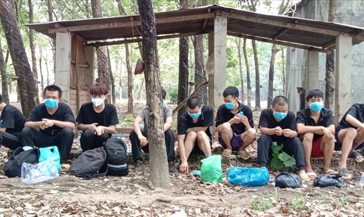 Nhóm 9 người nước ngoài nhập cảnh trái phép bị phát hiện, bắt giữ tại huyện Hớn Quản, Bình Phước. Ảnh: T. Thành