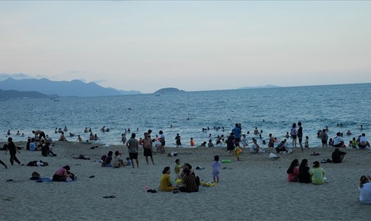 Người dân và du khách tắm biển ở Nha Trang khá đông vào mỗi buổi chiều. Khánh Hòa yêu cầu tăng cường giám sát, phòng chống dịch COVID-19. Ảnh: Nhiệt Băng