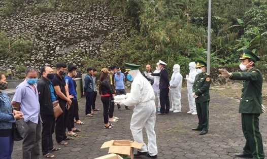 Lực lượng chức năng Hà Tĩnh kiểm soát người nhập cảnh qua Cửa khẩu Quốc tế Cầu Treo để phòng dịch COVID-19. Ảnh: TT