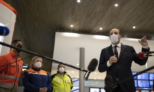 Thủ tướng Pháp Jean Castex đi thăm điểm kiểm soát COVID-19 cho hành khách nhập cảnh ở sân bay Roissy Charles de Gaulle, ngày 25.4. Ảnh: AFP
