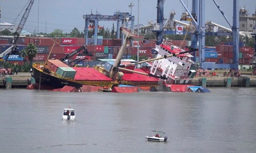 Hiện trường tàu nước ngoài chở 54 container bị nghiêng tại Tân Cảng Hiệp Phước.  Ảnh: M.H