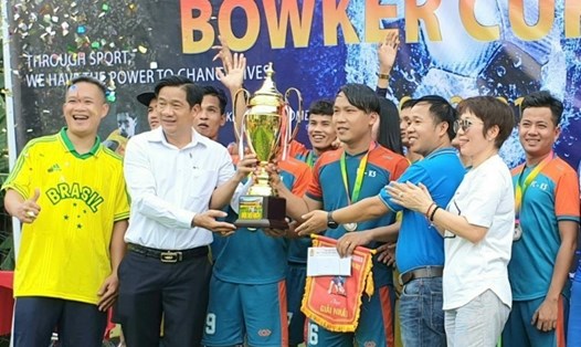 Công nhân hào hứng tham gia giải bóng CĐCS Công ty TNHH May Mặc Bowker Việt Nam tổ chức. Ảnh: Q.Huy