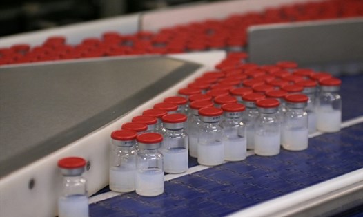 Lọ vaccine COVID-19 của Moderna tại nhà máy Recipharm ở Pháp. Ảnh: AFP.