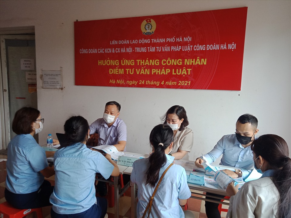 Cán bộ Công đoàn và công nhân lao động Hà Nội tuân thủ nghiêm quy định đeo khẩu trang bắt buộc tại nơi công cộng. Ảnh: Ngọc Ánh