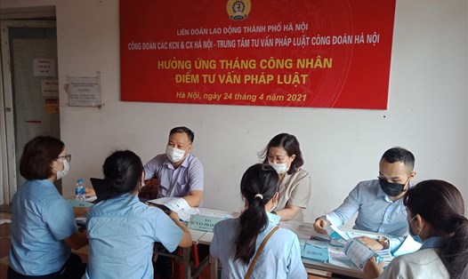 Cán bộ Công đoàn và công nhân lao động Hà Nội tuân thủ nghiêm quy định đeo khẩu trang bắt buộc tại nơi công cộng. Ảnh: Ngọc Ánh