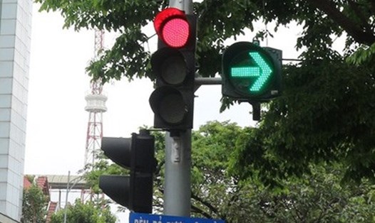 Đèn đỏ bật sáng sẽ được rẽ phải nếu có biển báo. Ảnh: PV