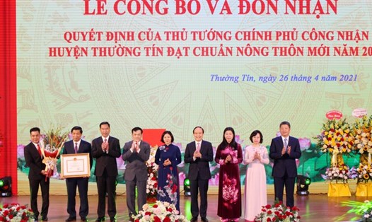 Các đồng chí lãnh đạo Thành phố trao Quyết định và tặng hoa chúc mừng huyện Thường Tín. Ảnh: HN