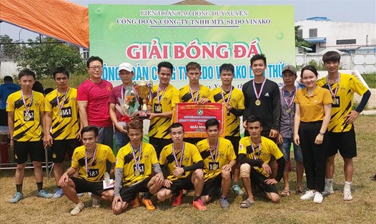 Ban tổ chức trao cúp vô địch cho đội Sản xuất 1. Ảnh: Thái Bình