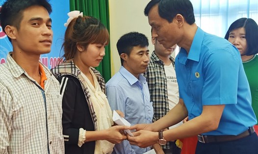 Chủ tịch LĐLĐ tỉnh Hải Dương Mai Xuân Anh trao quà cho CNLĐ có hoàn cảnh khó khăn huyện Bình Giang. Ảnh Diệu Thúy