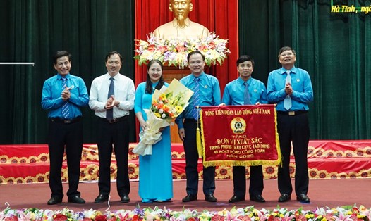 LĐLĐ tỉnh Hà Tĩnh được nhận Cờ thi đua xuất sắc của Tổng LĐLĐVN tại lễ phát động Tháng Công nhân chiều ngày 26.4. Ảnh: Trần Tuấn.
