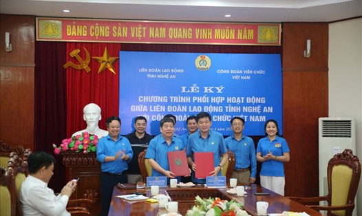 LĐLĐ tỉnh Nghệ An và  Công đoàn viên chức Việt Nam ký kết chương trình phối hợp giai đoạn 2021-2028. Ảnh: Thanh Tùng