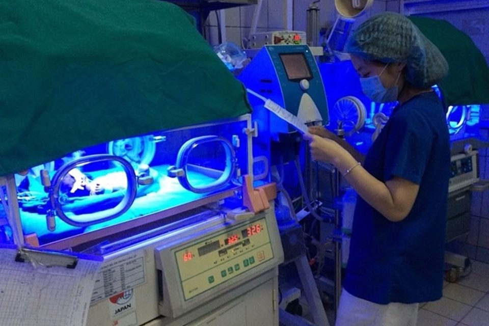 Chiếu đèn điều trị cho trẻ vàng da sơ sinh. Ảnh: Đỗ Anh Chiếu đèn điều trị cho trẻ vàng da sơ sinh. Ảnh: Đỗ Anh
