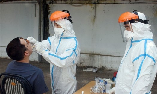 Nhân viên y tế lấy mẫu xét nghiệm SARS-CoV-2 cho các cán bộ, công chức, viên chức cấp tỉnh tại Trung tâm Kiểm soát Bệnh tật tỉnh Bà Rịa - Vũng Tàu. (Hình minh hoạ). Ảnh: Nguyễn Độ
