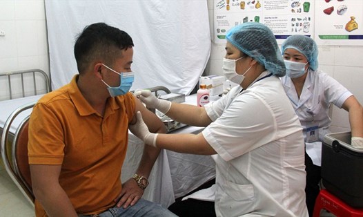 Tiêm vaccine phòng COVID-19 tại Trung tâm Y tế huyện Lục Ngạn, Bắc Giang. Ảnh: Báo Bắc Giang