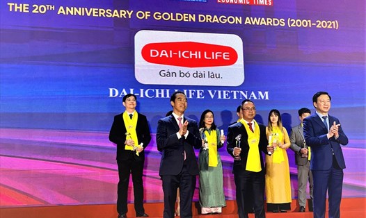 Ông Trần Thanh Tú – Phó Tổng Giám đốc Pháp lý, Pháp chế và Đối ngoại Dai-ichi Life Việt Nam, nhận Cúp vinh danh tại chương trình Rồng Vàng ngày 26.4.2021.