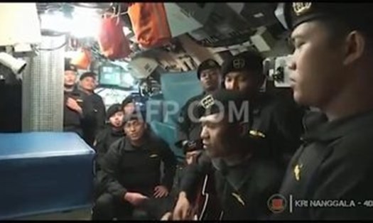 Hình ảnh thủy thủ tàu ngầm bị chìm KRI Nanggala hát vui vẻ cùng nhau trước "buổi tập trận định mệnh". Ảnh cắt ra từ video. Nguồn: AFP