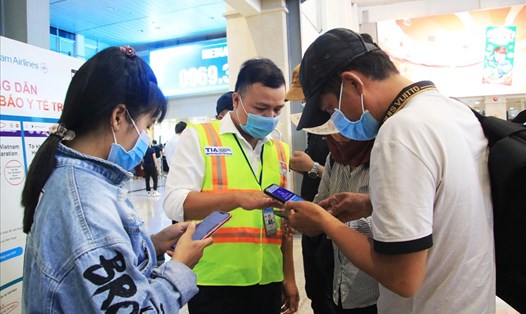 Thanh niên tình nguyện hướng dẫn người dân khai báo y tế.