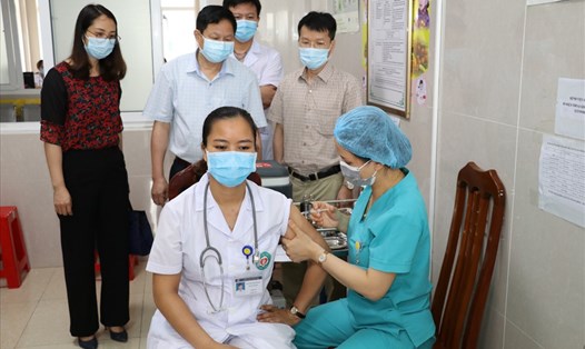 Đoàn kiểm tra của Sở Y tế tỉnh Ninh Bình kiểm tra công tác tiêm vaccine phòng COVID-19 tại các điểm tiêm. Ảnh: NT