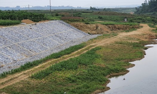Kè chống sạt lở 48 tỉ đồng tại ven sông Ngàn Sâu (huyện Hương Khê, Hà Tĩnh) được xây dựng tại bãi bồi không bị sạt lở. Ảnh: Quang Đại