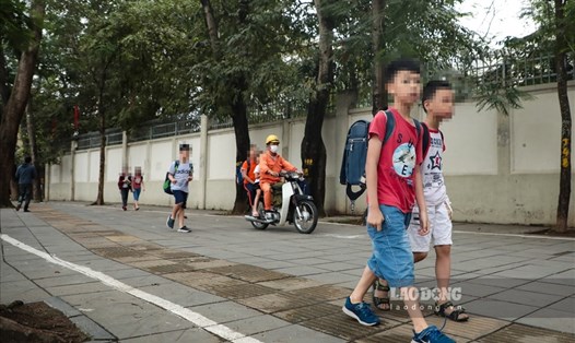 Đa số học sinh trường Tiểu học Nghĩa Tân (Cầu Giấy, Hà Nội) đều đến trường trong tình trạng "quên" đeo khẩu trang. Ảnh: Hà Phương