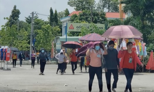 Công nhân vào ca tại Công ty TNHH Pouchen Việt Nam, trưa 27.4. Ảnh: Hà Anh Chiến