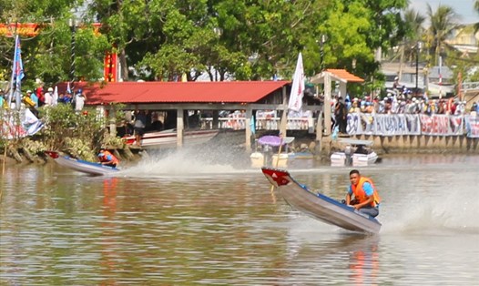 Trên 100 tay đua tranh tài tại giải đua vỏ tại huyện Đầm Dơi, tỉnh Cà Mau. Ảnh: Nhật Hồ