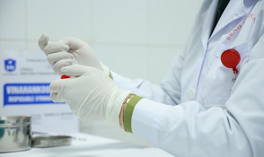 Cán bộ y tế lấy mẫu xét nghiệm SARS-CoV-2. Ảnh: Hải Nguyễn