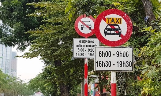 Biển báo cấm xe taxi, xe hợp đồng. Ảnh: Minh Hạnh