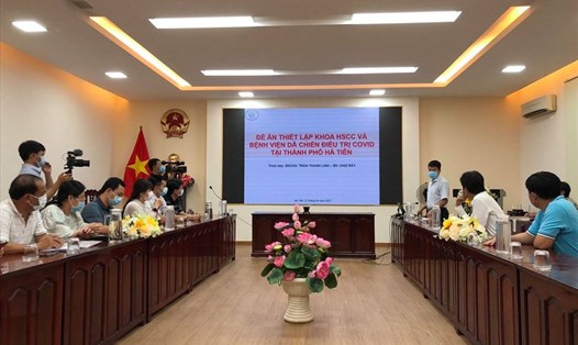 Cán bộ Bệnh viện Chợ Rẫy cùng trao đổi về việc thiếp lập Khoa Hồi sức cấp cứu và Bệnh viện dã chiến điều trị bệnh nhân COVID-19 tại thành phố Hà Tiên   Ảnh:Thanh Linh