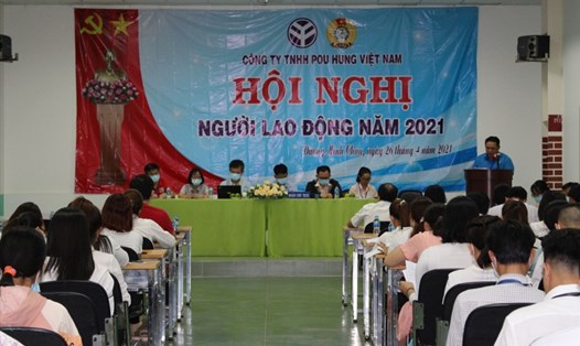 Ông Nguyễn Hữu Cần - Chủ tịch công đoàn cơ sở công ty chủ trì thảo luận tại hội nghị. Ảnh LĐLĐ Tây Ninh cung cấp