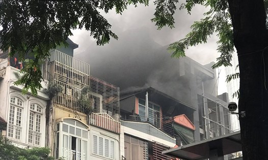 Cháy lớn tại nhà hàng Nét Huế (phố Thái Hà, TP.Hà Nội). Ảnh: LQ
