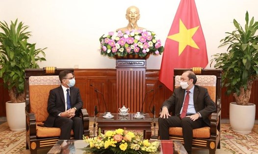Thứ trưởng Ngoại giao Nguyễn Quốc Dũng tiếp Đại sứ Ấn Độ tại Việt Nam Pranay Kumar Verma. Ảnh: BNG